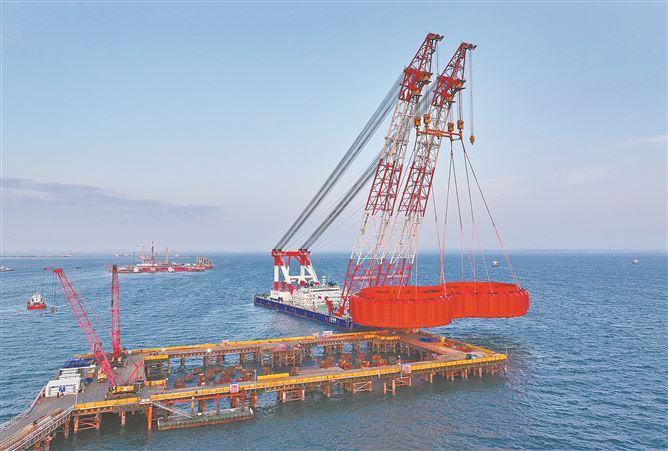 廈門日報：海上“金鐘罩” 就位——廈金大橋（廈門段）劉五店航道橋西主塔完成鋼套箱吊裝