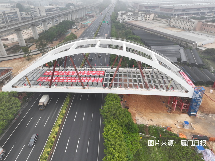 廈門日報：11天“上跨”沈海高速廈門段 2054噸鋼拱橋?qū)崿F(xiàn)“毫米級誤差”落腳 跨徑達(dá)90米，頂推距離82.15米，刷新國內(nèi)同類型施工紀(jì)錄
